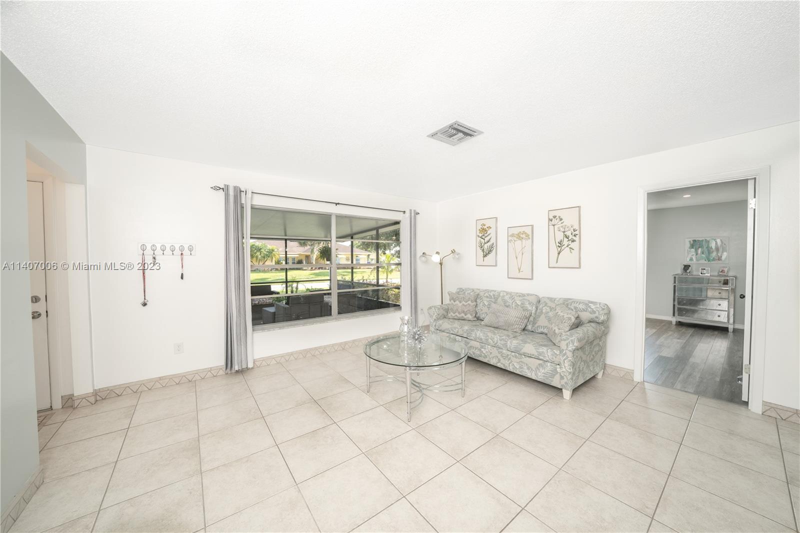 2403 Pasco Drive Sebring, FL 33870 - Photo 34 of 36 a living room with furniture and a table