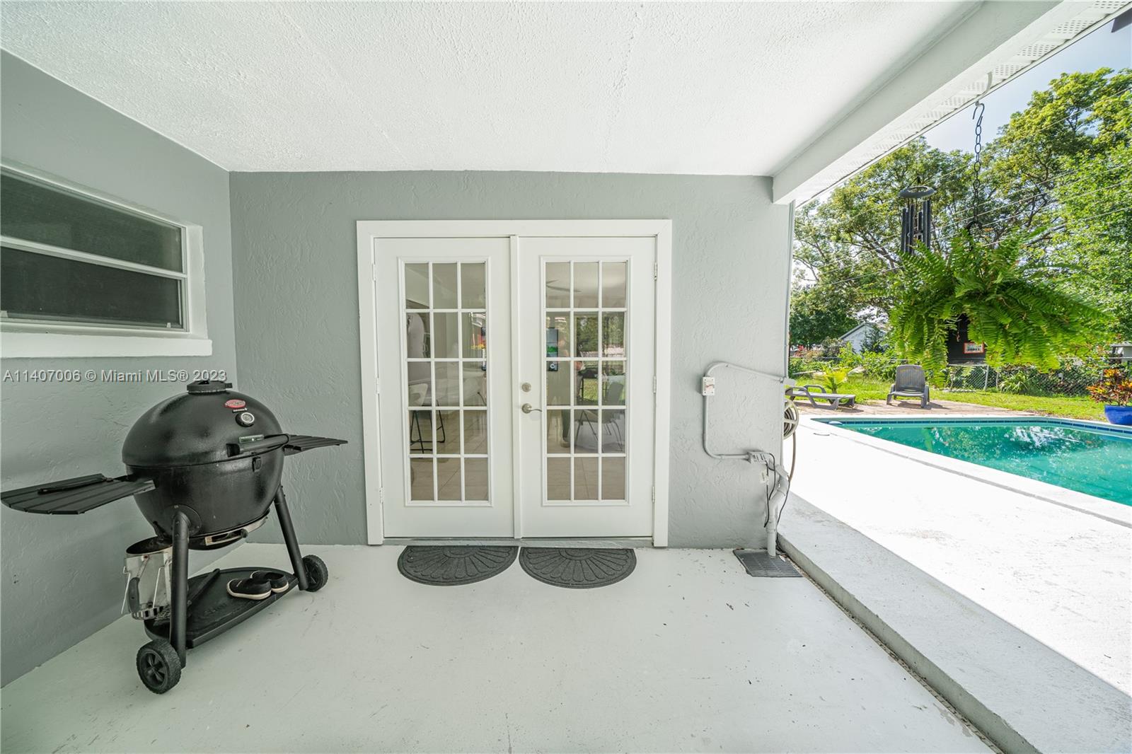 2403 Pasco Drive Sebring, FL 33870 - Photo 8 of 36 a room with gym equipment and a large window