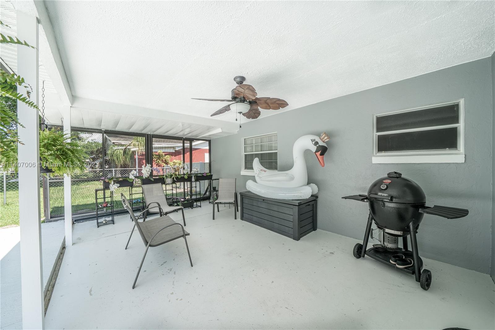 2403 Pasco Drive Sebring, FL 33870 - Photo 9 of 36 a living room with furniture