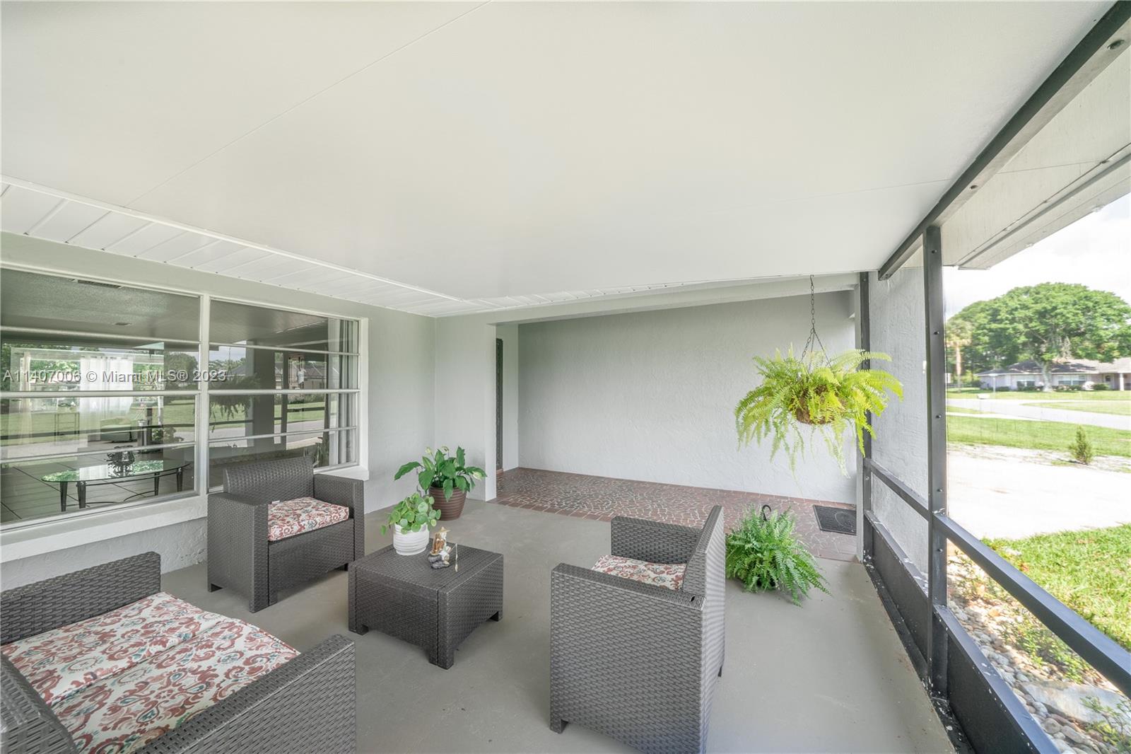 2403 Pasco Drive Sebring, FL 33870 - Photo 10 of 36 a living room with furniture and a potted plant