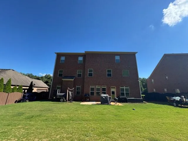 a view of a house with backyard