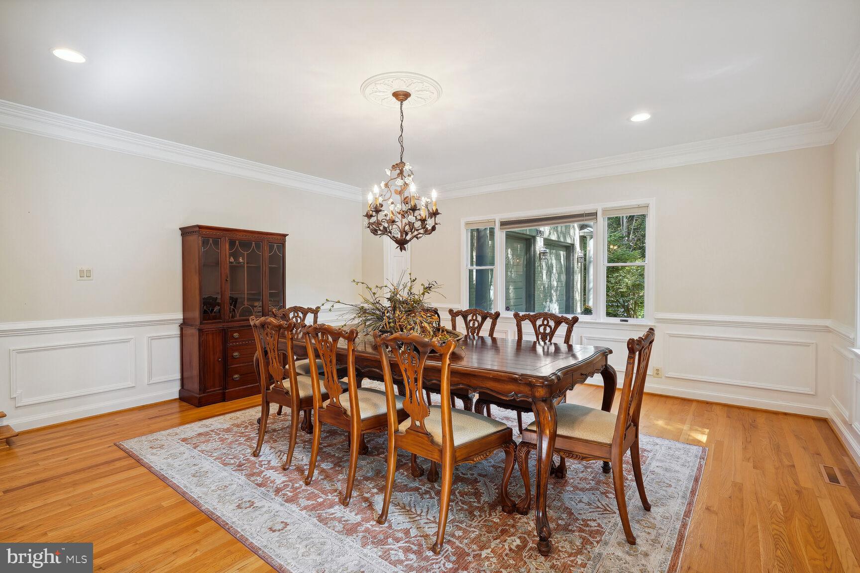 10511 South Glen Road Potomac, MD 20854 - Photo 14 of 44 Attention To Exquisite Moldings