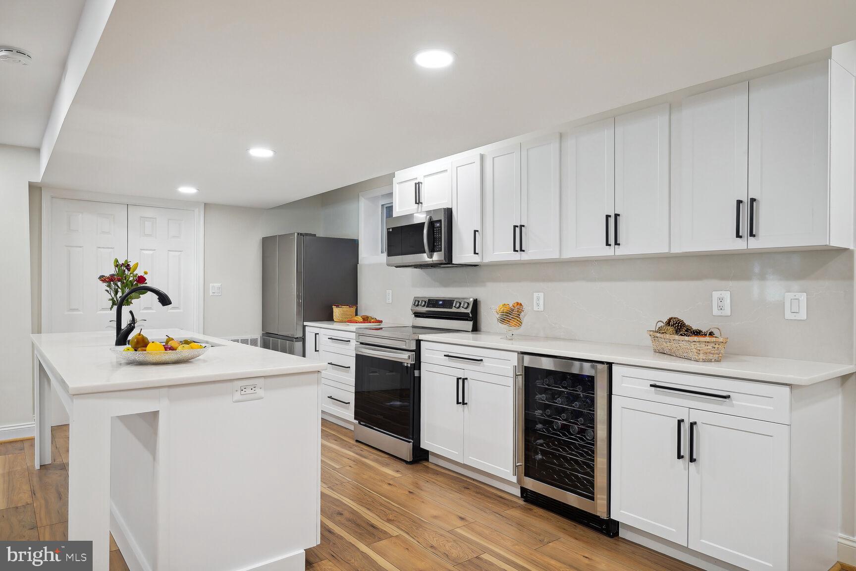 10511 South Glen Road Potomac, MD 20854 - Photo 27 of 44 Kirtchen #2 w/ Quartz island Stainless Steel Appl