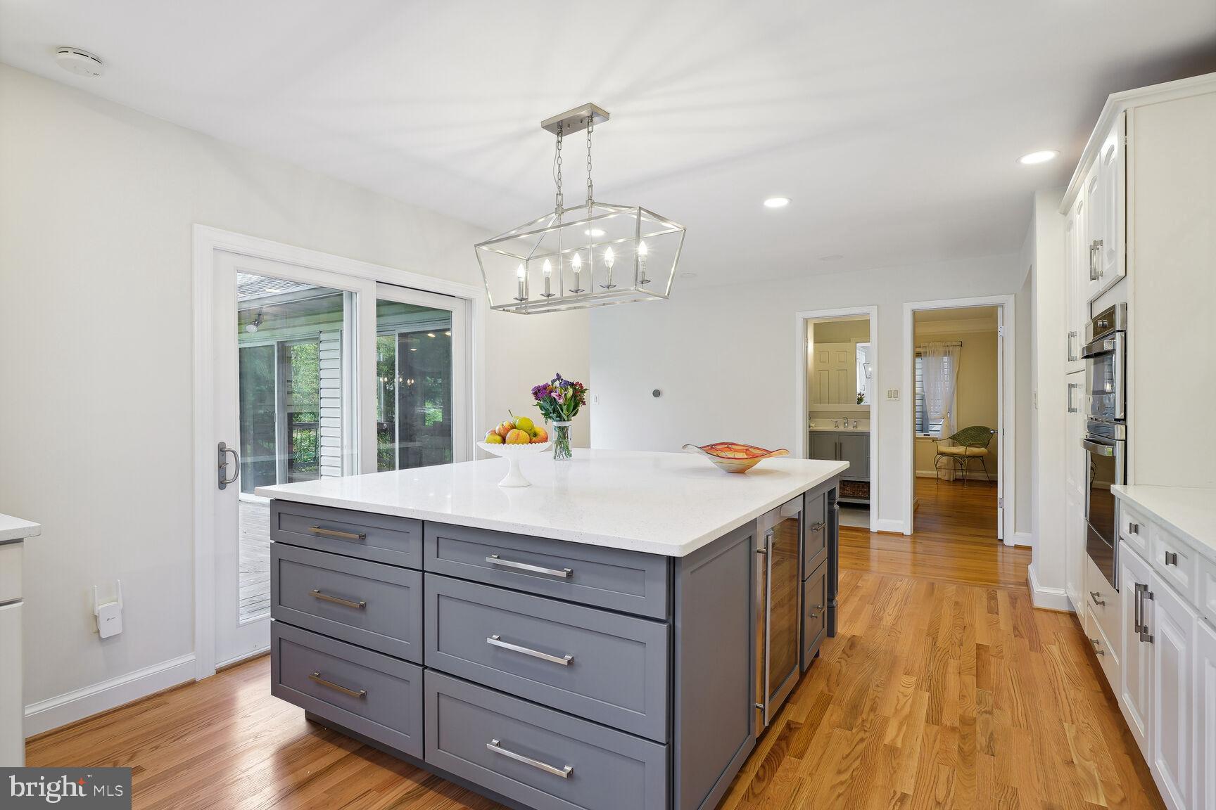 10511 South Glen Road Potomac, MD 20854 - Photo 9 of 44 7'8" X 7'2" Quartz Island w/Cabinetry and Seating