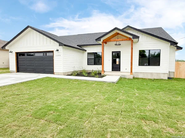 $389,900 | 1206 Devine Drive, Devine, TX 78016