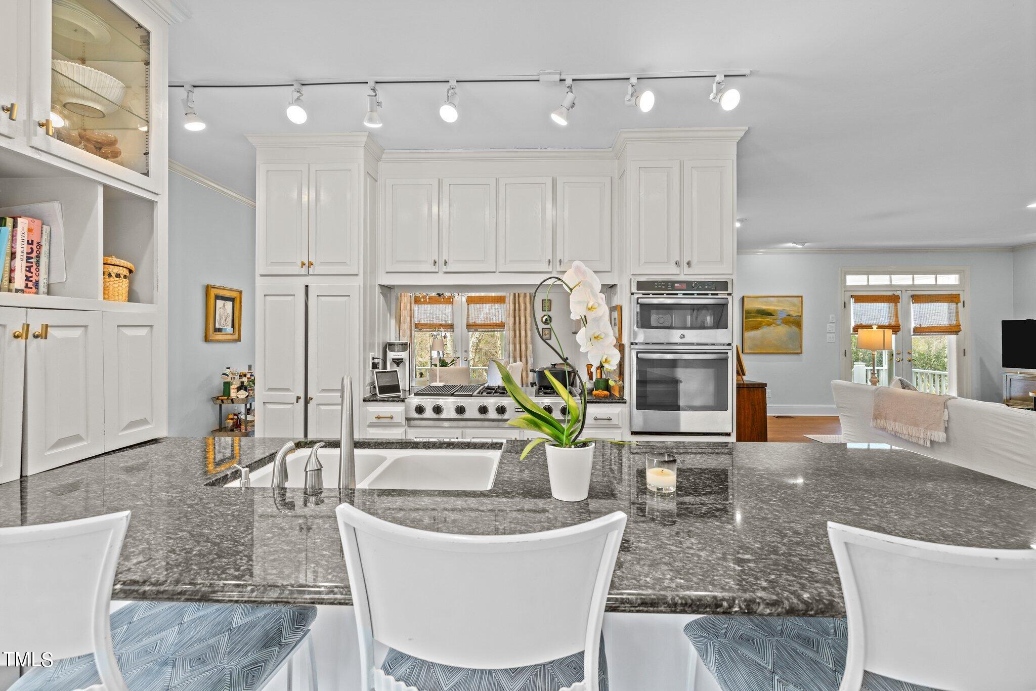 2216 Oxford Road Raleigh, NC 27608 - Photo 21 of 48 23-web-or-mls-5Z8A6496