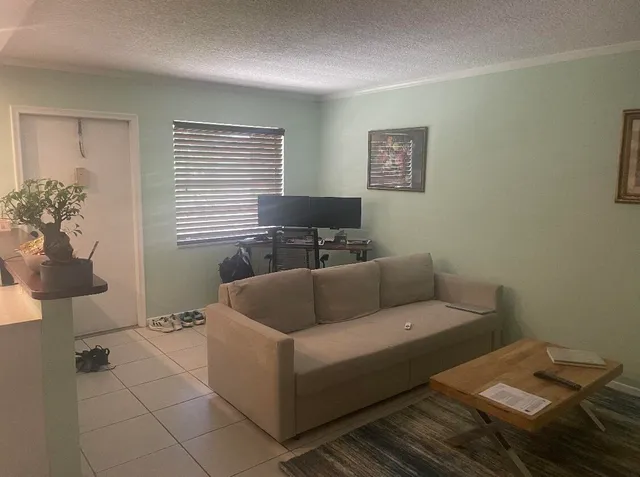 $1,700 | 205 Northeast 3rd Street, Unit 208, Boynton Beach, FL 33435