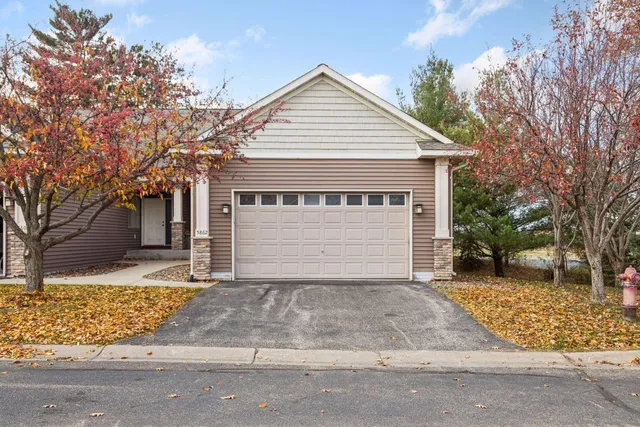 $449,900 | 5862 Oakgreen Court North, Stillwater, MN 55082