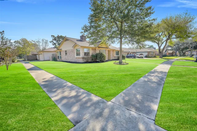 a view of a house with a yard