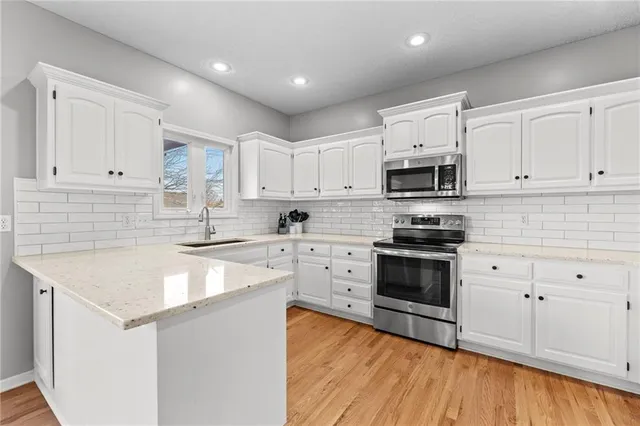 $385,000 | 517 Northeast Hans Drive, Blue Springs, MO 64014