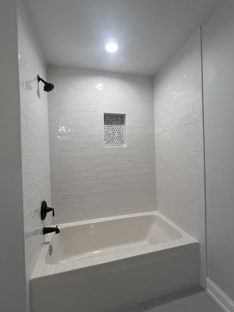 10832 Massasoit Avenue Chicago Ridge, IL 60415 - Photo 11 of 14 a bathroom with a bathtub