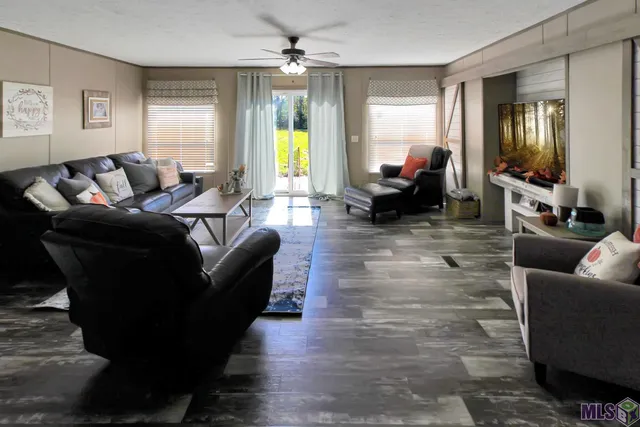 $305,000 | 10176 Greenwell Springs Port Hudson Road, Zachary, LA 70791