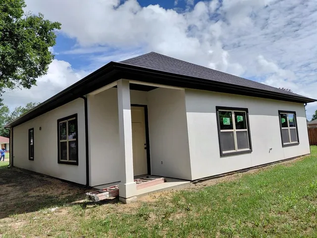 a front view of house with yard
