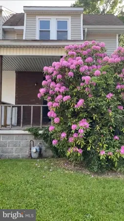 a front view of house with yard