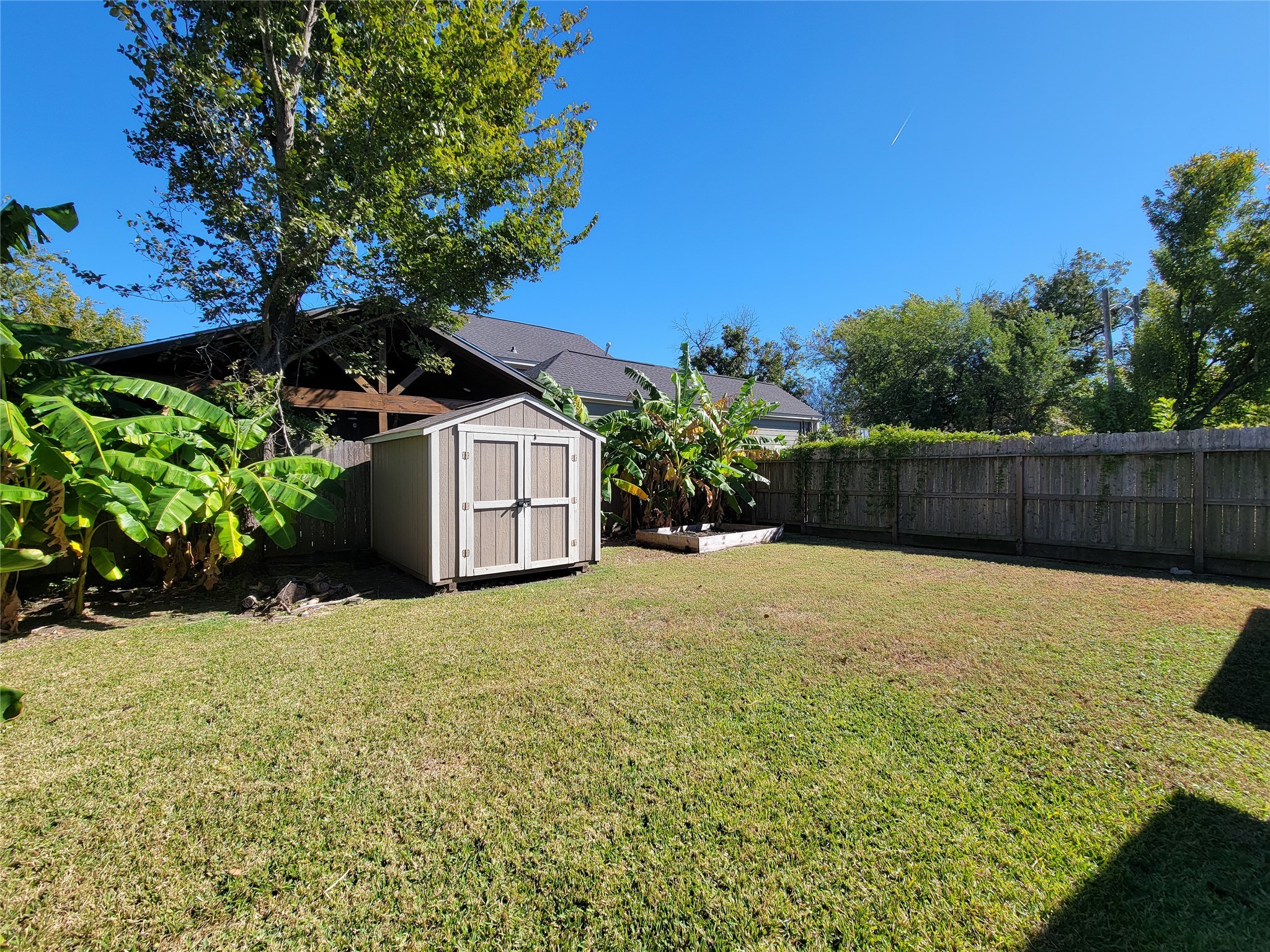 2604 Cochran Street Houston, TX 77009 - Photo 29 of 35 a swimming pool with an outdoor space