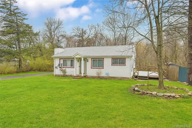 a view of a house with a backyard
