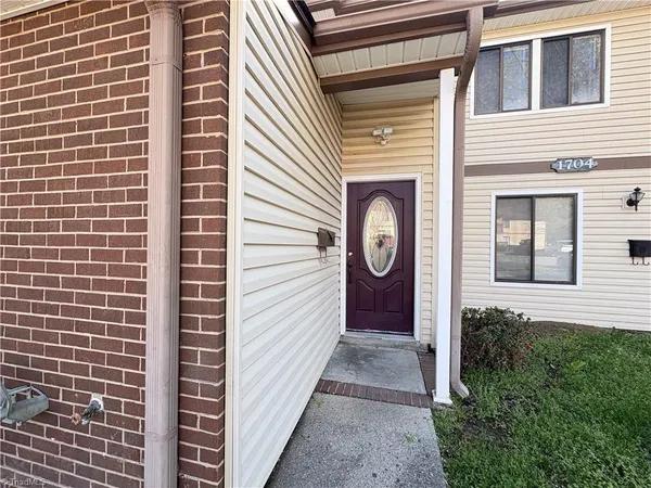 $1,499 | 1704 North Hamilton Street, High Point, NC 27262