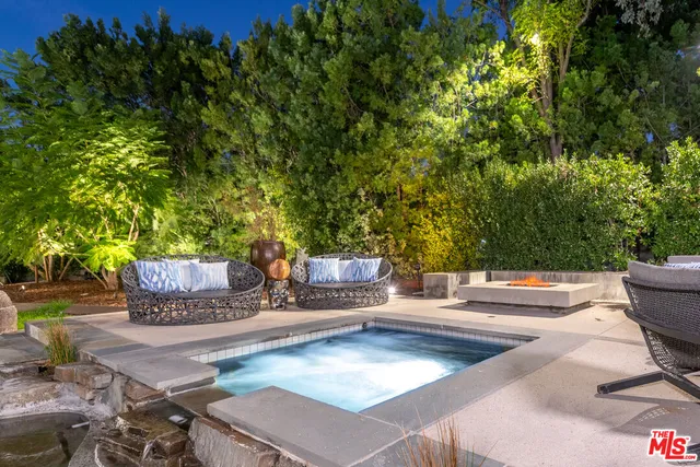 a view of a yard with plants