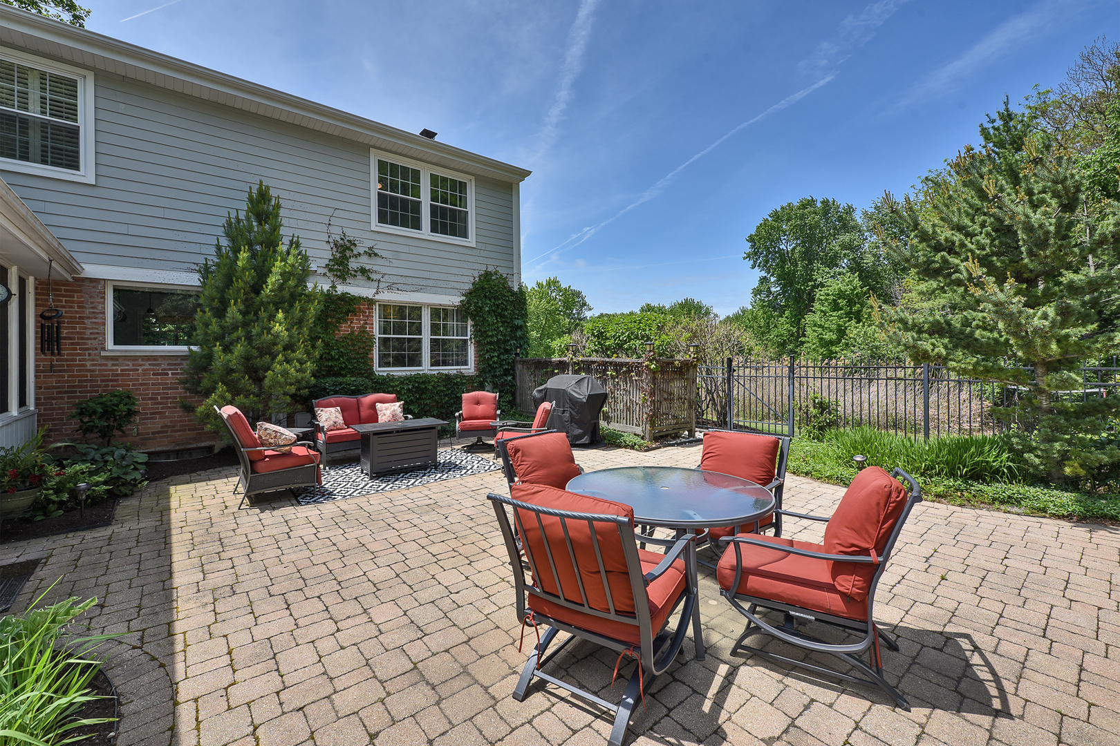 1550 Banbury Road Inverness, IL 60067 - Photo 24 of 32 a garden view with a seating space