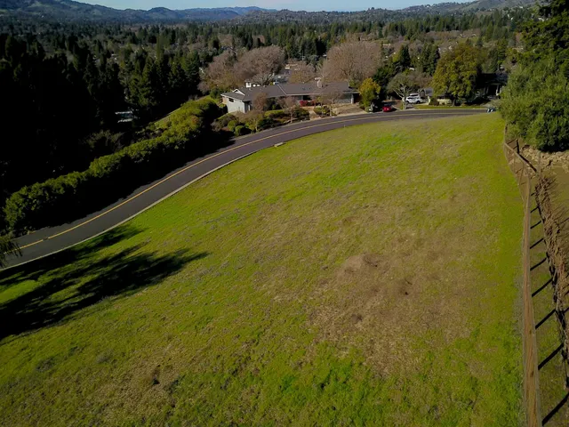 a view of a yard with a table and chairs