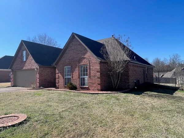 $329,000 | 115 Lakewood Drive, Oakland, TN 38060