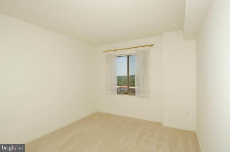19375 Cypress Ridge Terrace, Unit 1007 Leesburg, VA 20176 - Photo 9 of 19 an empty room with a window