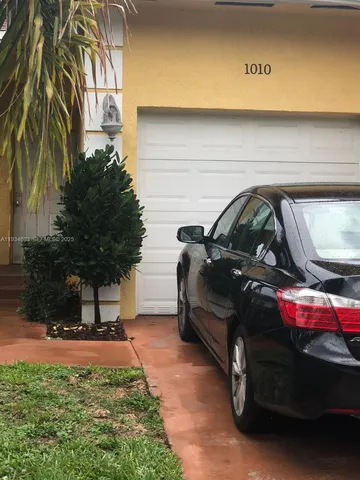 $3,000 | 1010 Northwest 2nd Avenue, Unit 1010, Hallandale Beach, FL 33009