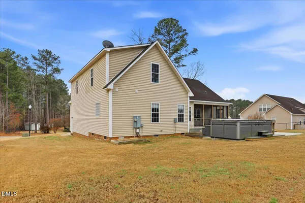a view of a house with a yard