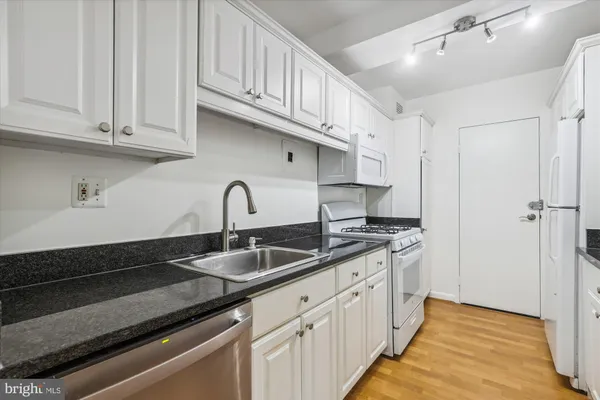 $2,400 | 4201 Cathedral Avenue Northwest, Unit 507W, Washington, DC 20016