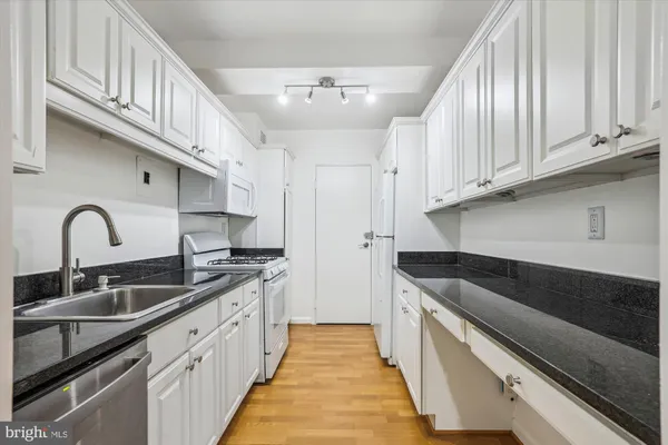 $2,400 | 4201 Cathedral Avenue Northwest, Unit 507W, Washington, DC 20016