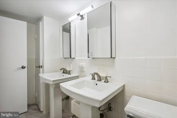 $2,400 | 4201 Cathedral Avenue Northwest, Unit 507W, Washington, DC 20016