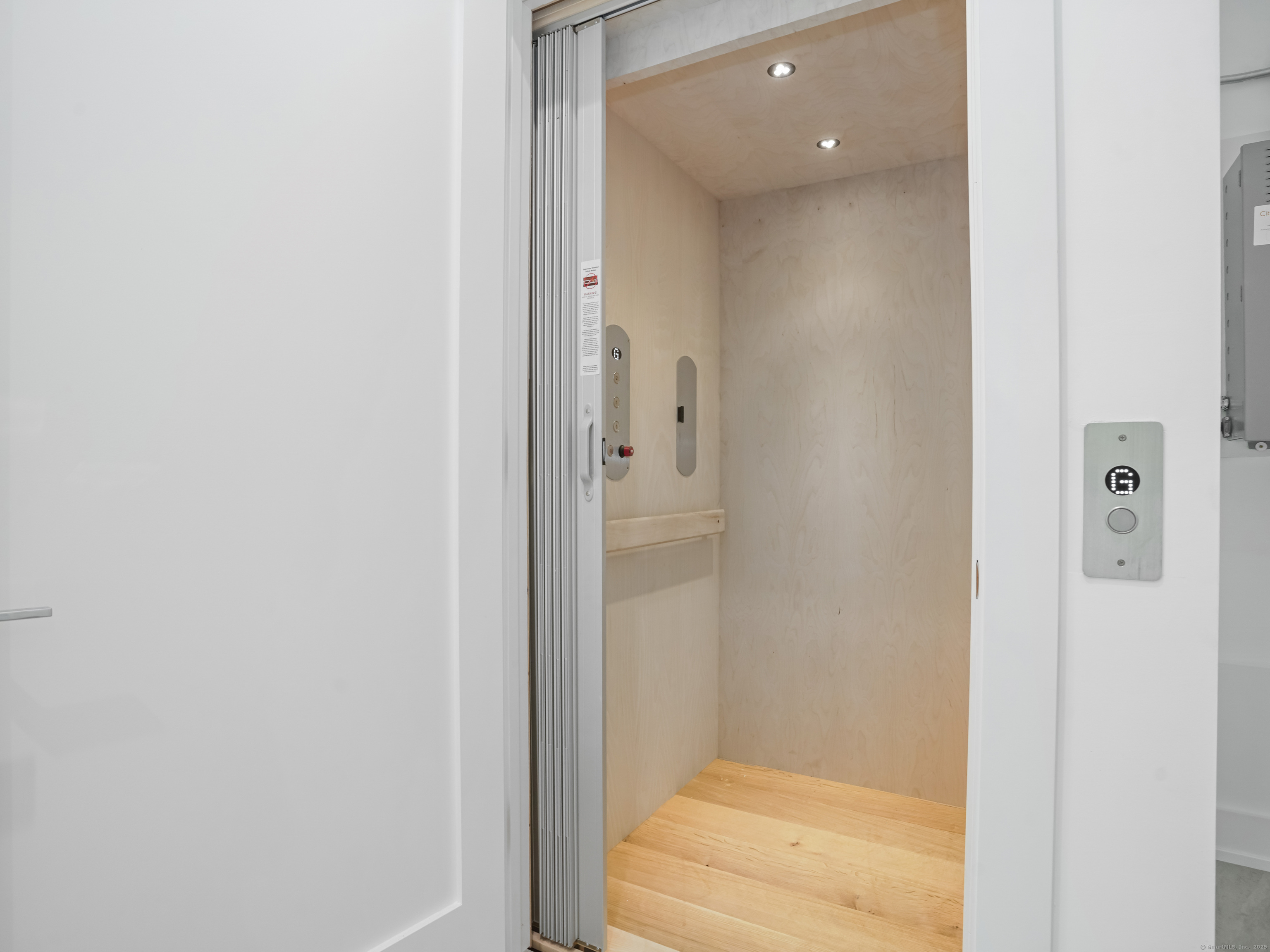 345 Reef Road, Unit C9 Fairfield, CT 06824 - Photo 11 of 39 a bathroom with a glass shower door