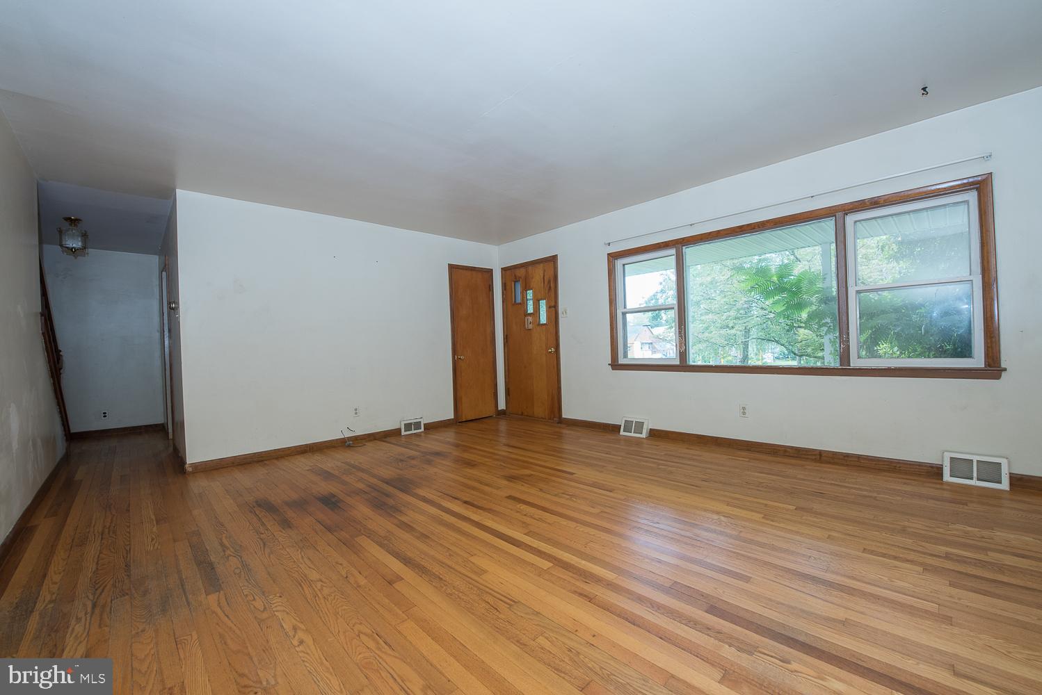 237 Lenni Road Media, PA 19063 - Photo 5 of 26 Living Room