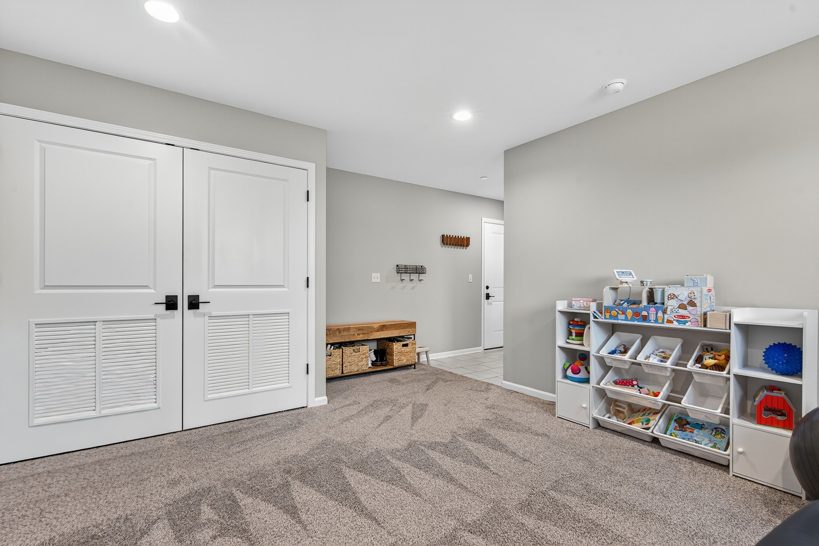 30-w136 Wheeler Circle Aurora, IL 60502 - Photo 19 of 23 a view of a livingroom with shelves