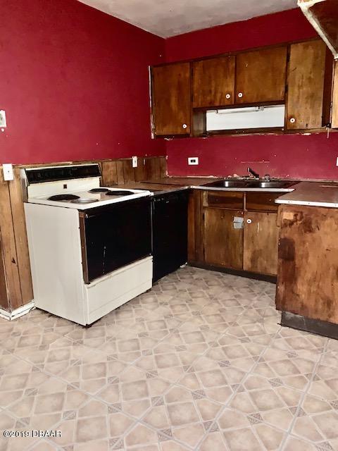 1076 Hampton Road Daytona Beach, FL 32114 - Photo 3 of 9 Kitchen