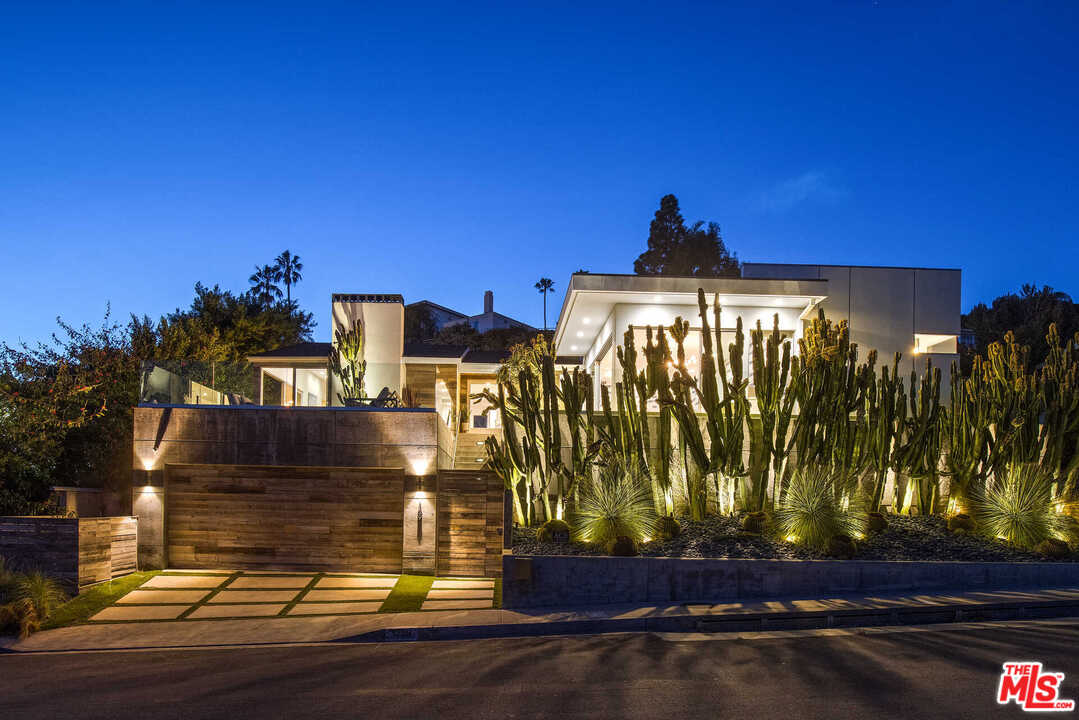1239 Las Pulgas Road Pacific Palisades, CA 90272 - Photo 53 of 54 a view of a fountain in front of a building