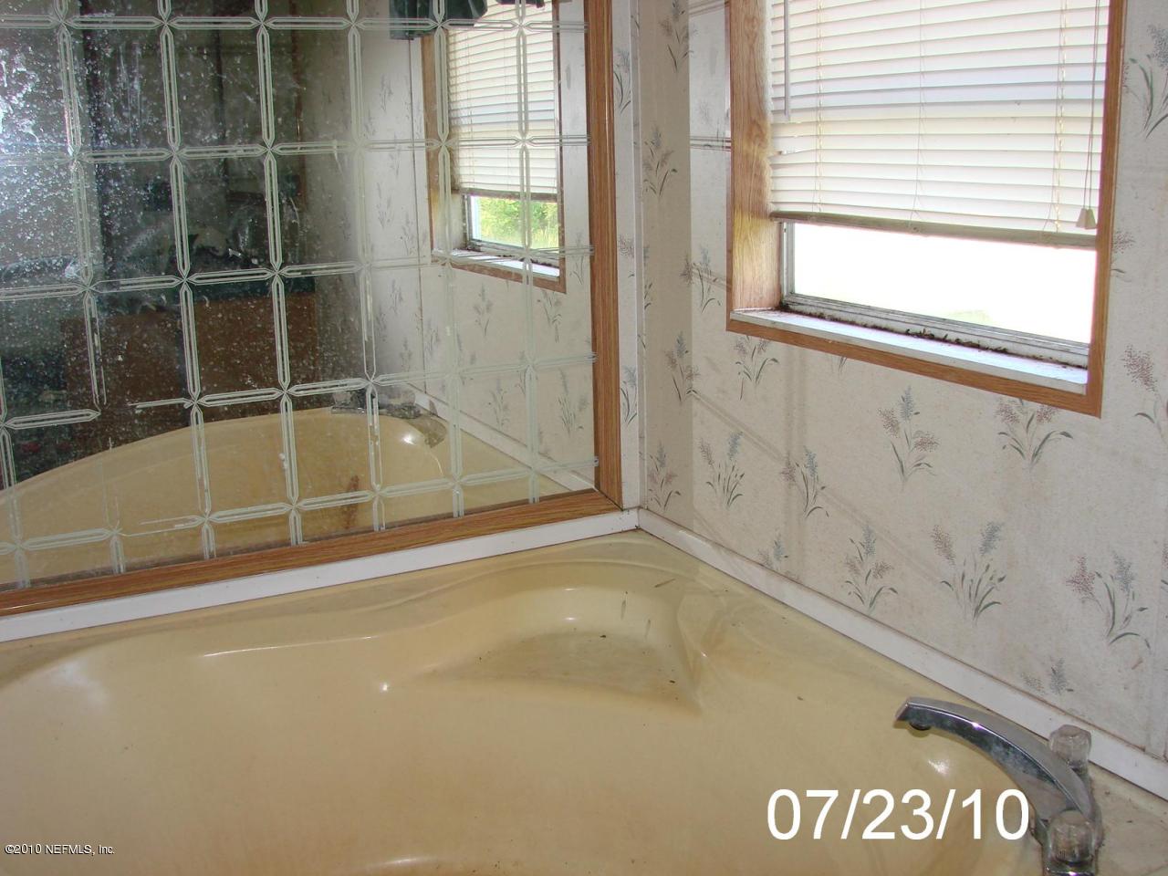 24904 Crawford Road Callahan, FL 32011 - Photo 15 of 25 MASTER BATHROOM TUB