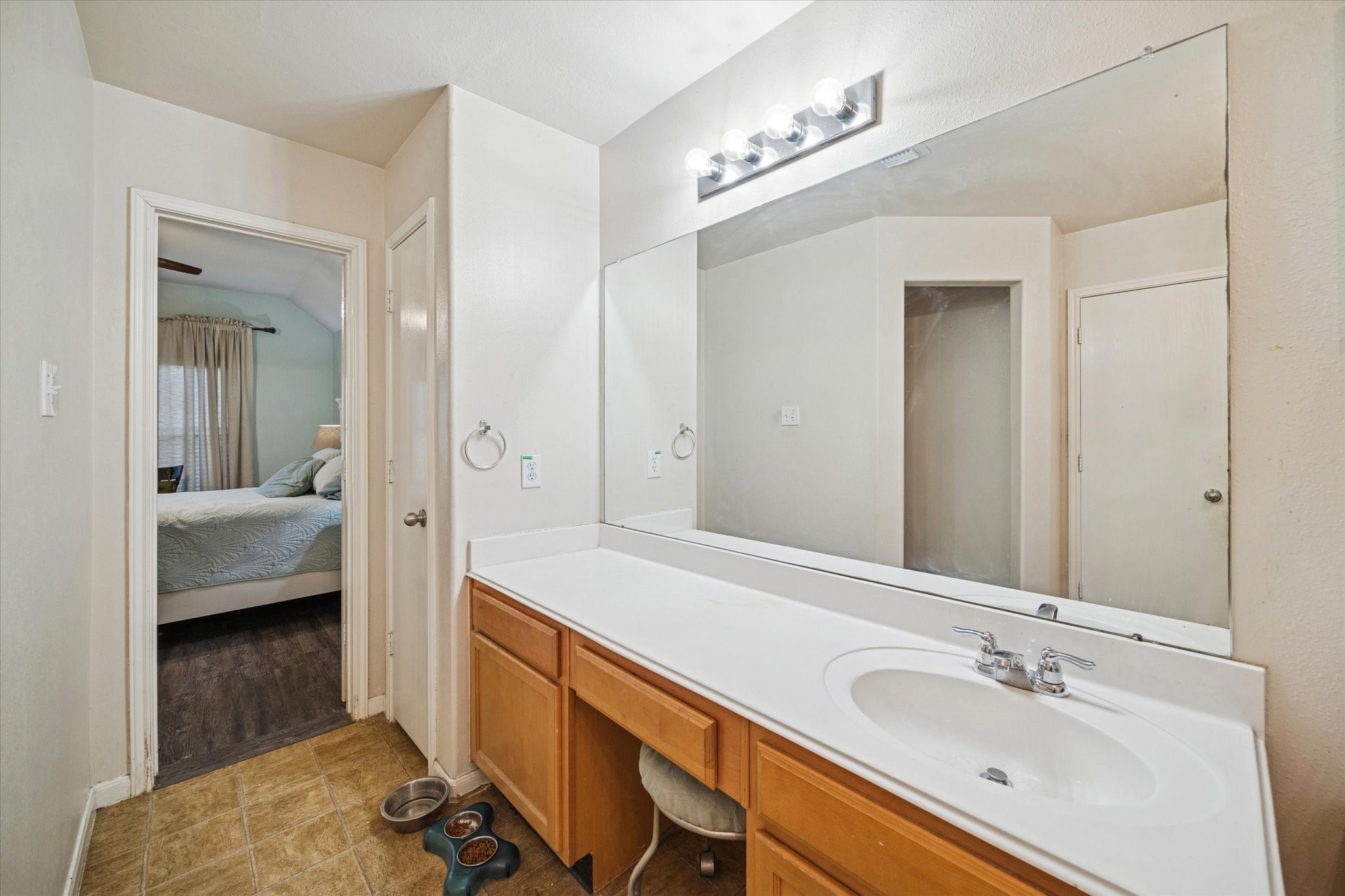 5243 El Tigre Lane Baytown, TX 77521 - Photo 17 of 29 a en suite bathroom with a sink and a mirror