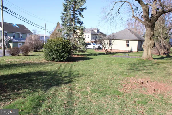 a view of a house with a back yard