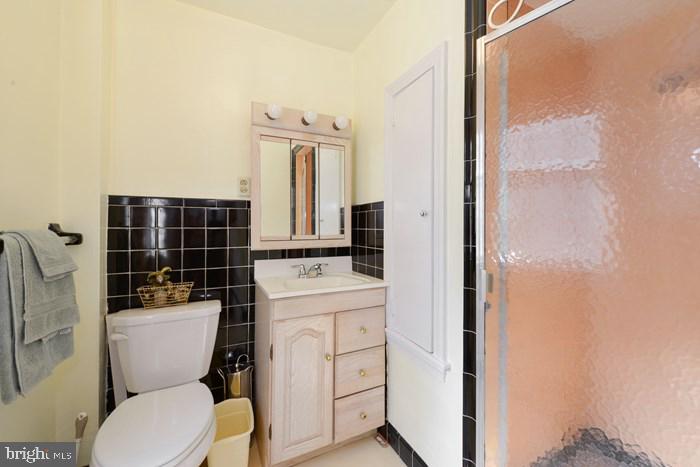803 Pleasant Hill Road Wallingford, PA 19086 - Photo 19 of 26 Main bathroom