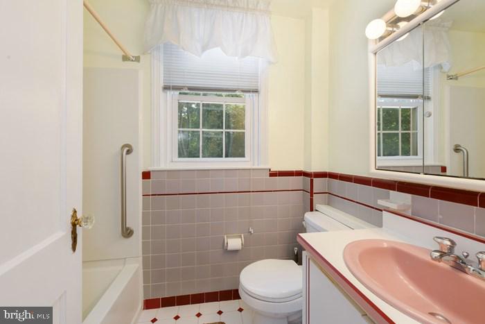 803 Pleasant Hill Road Wallingford, PA 19086 - Photo 20 of 26 Hall bathroom
