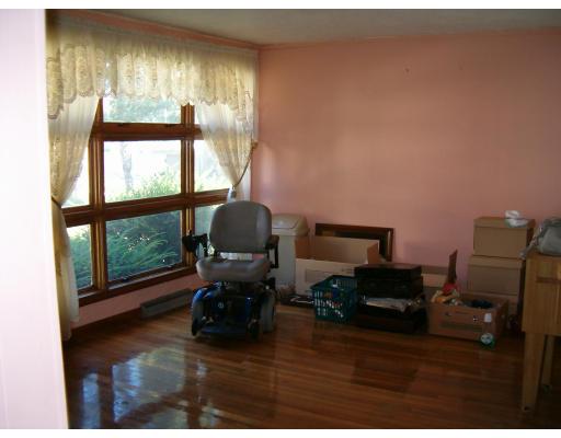 183 Lucerne Road Springfield, MA 01119 - Photo 10 of 20 a living room with furniture and a window