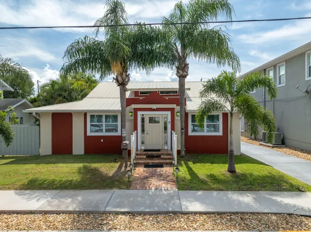 a view of a yard in front of a house