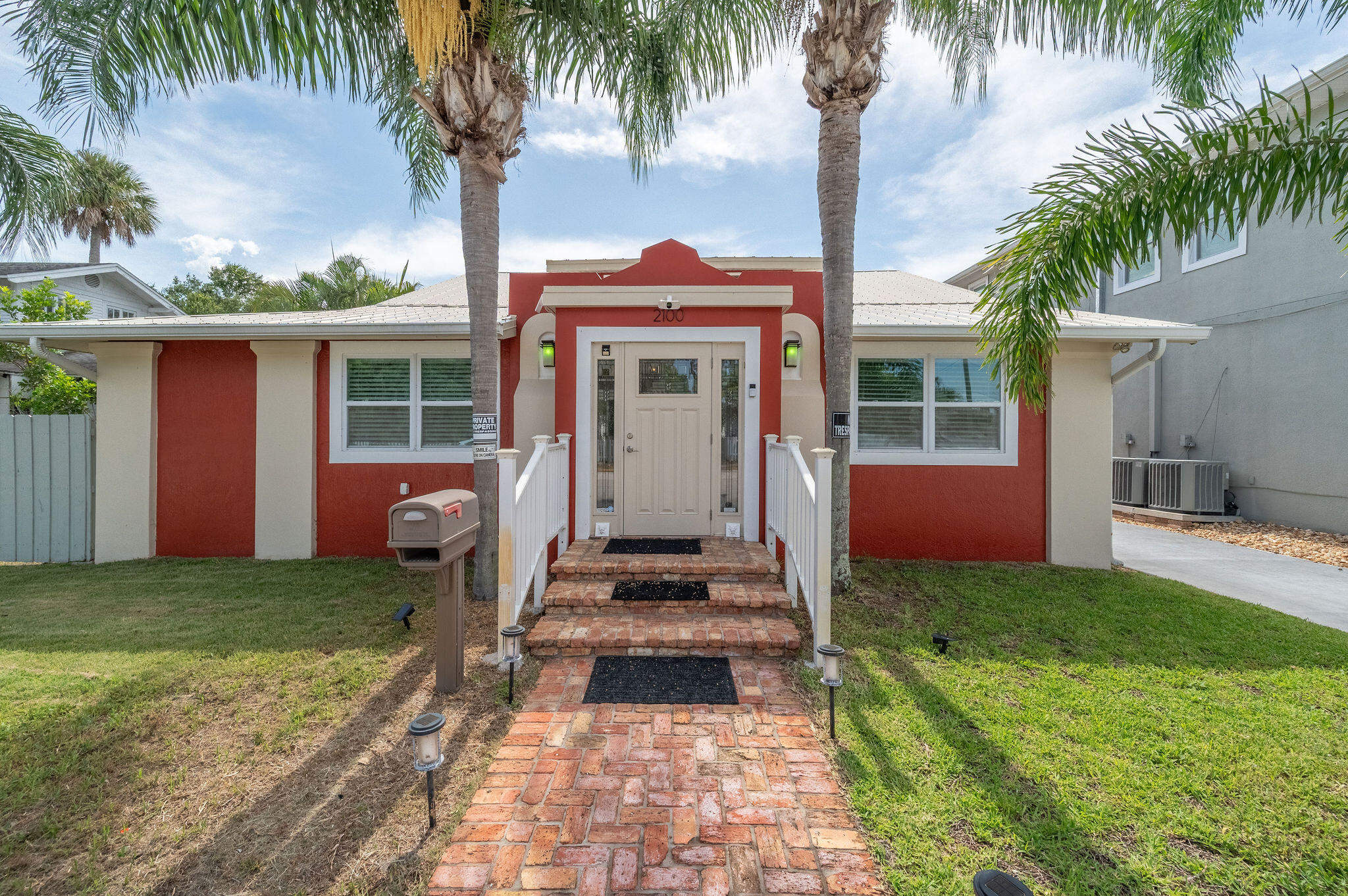 2100 Vernon Place Melbourne, FL 32901 - Photo 51 of 65 a front view of a house with garden