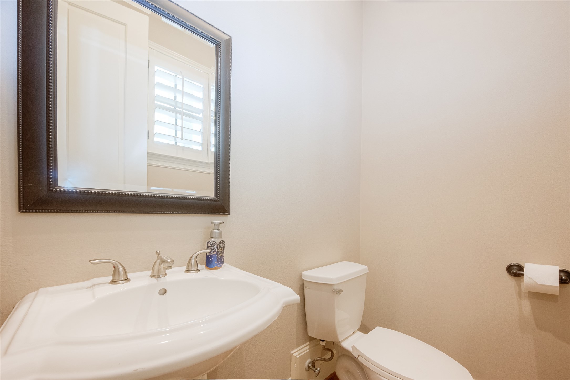 232 Detering Street, Unit A Houston, TX 77007 - Photo 22 of 46 Guest Bathroom on Second Floor