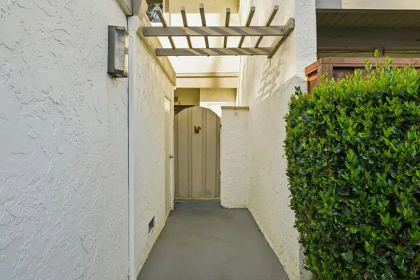 a view of entryway with a flower garden