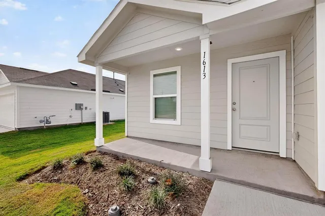 a view of an house with backyard