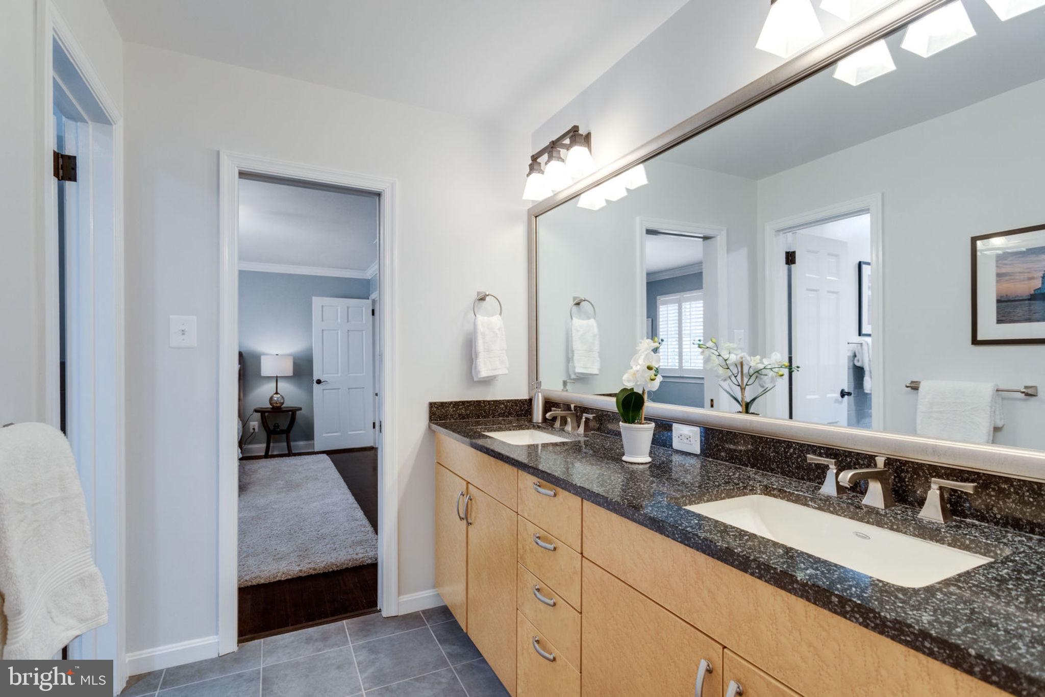 913 Lynton Place McLean, VA 22102 - Photo 29 of 57 Jack and Jill bathroom