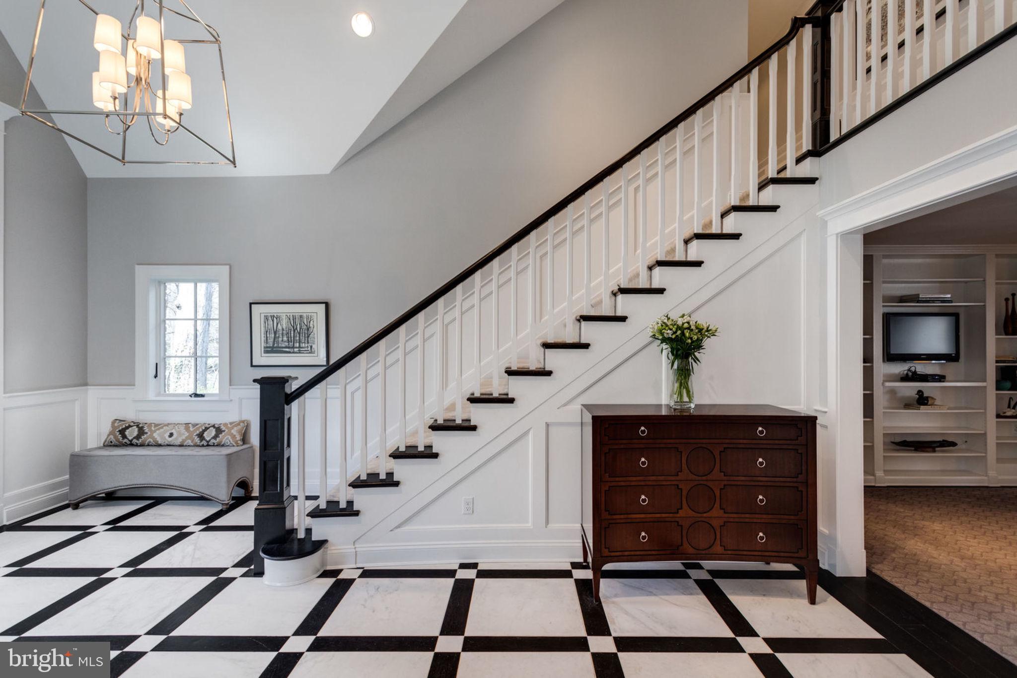 913 Lynton Place McLean, VA 22102 - Photo 5 of 57