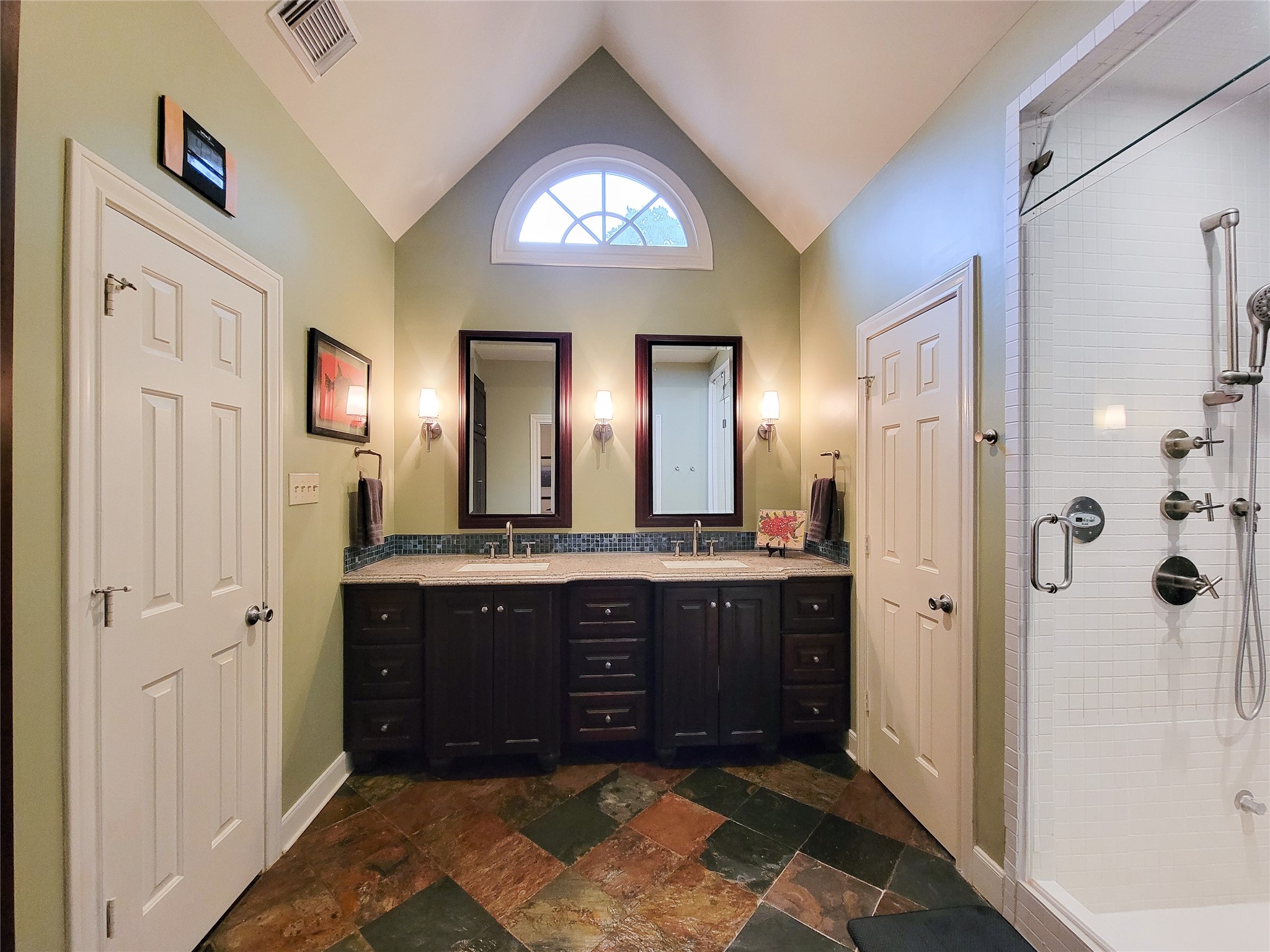 4401 Roseland Street Houston, TX 77006 - Photo 25 of 46 Spacious Double Sinked Primary Bath with Plenty of Natural Light!!!